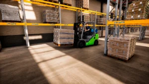 Empilhadeira verde carregando caixa entre corredores de pallets.